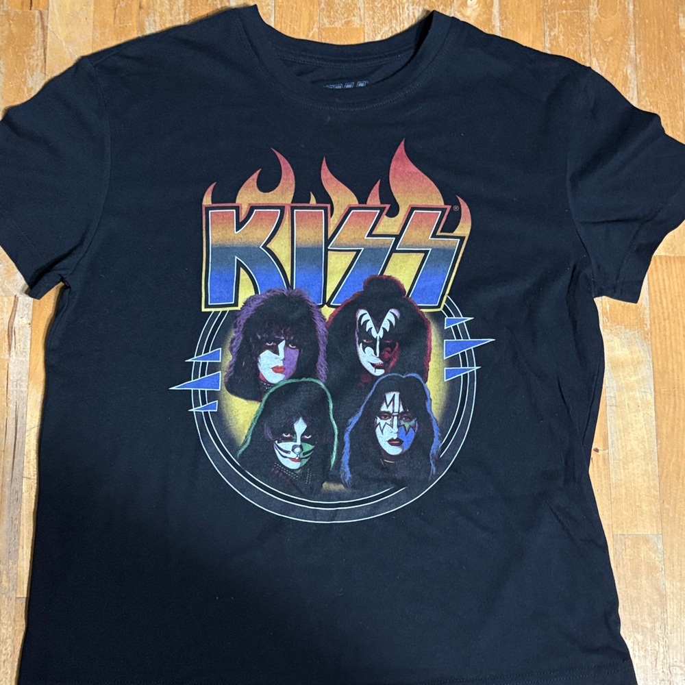 Women’s Kiss Graphic Tee